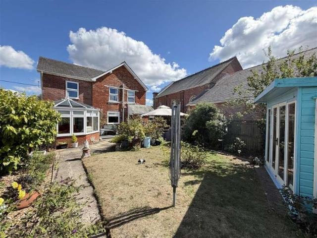 4 bed house for sale