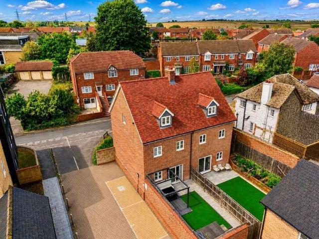 4 bed house for sale