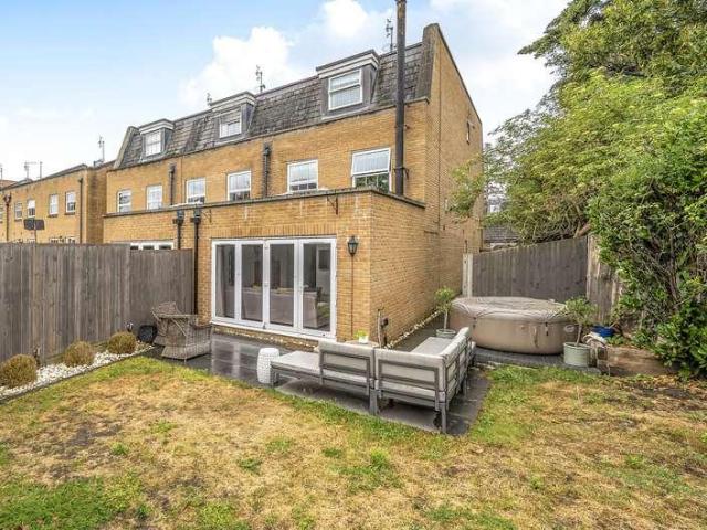 4 bed house for sale