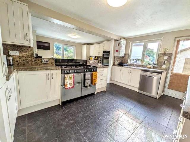4 bed house for sale