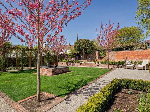 4 bed house for sale