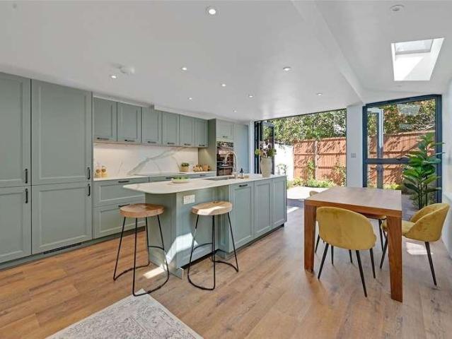 4 bed house for sale