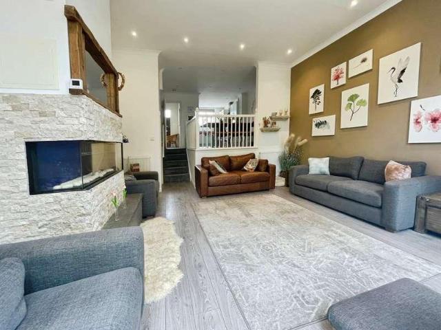 4 bed house for sale
