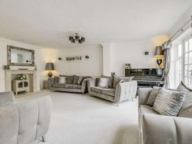 4 bed house for sale