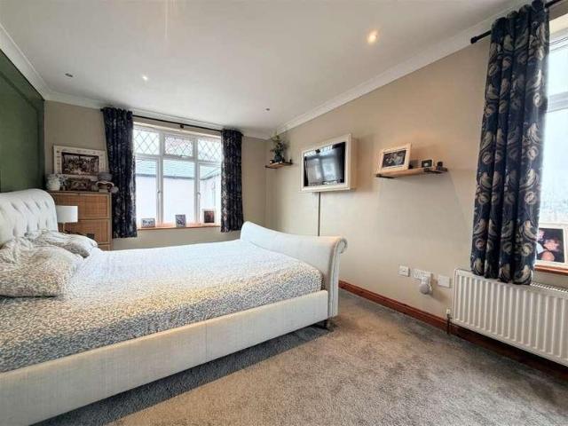 4 bed house for sale