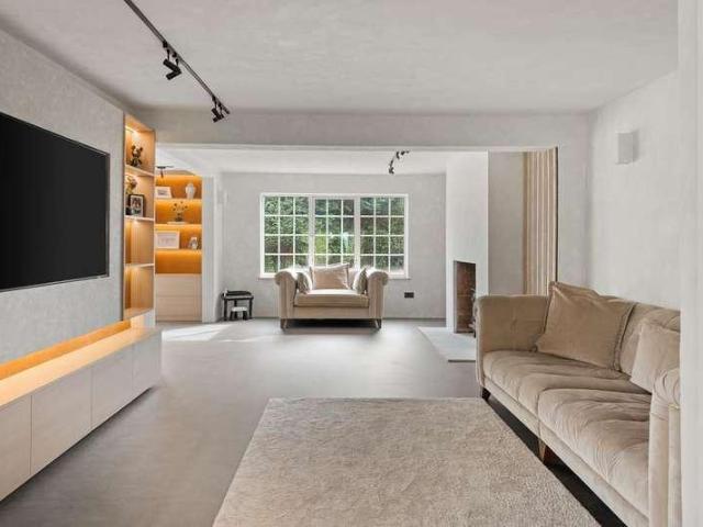 5 bed house for sale