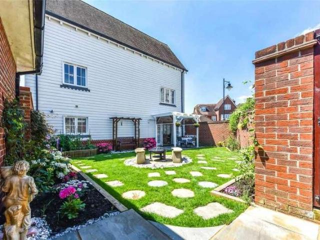 4 bed house for sale