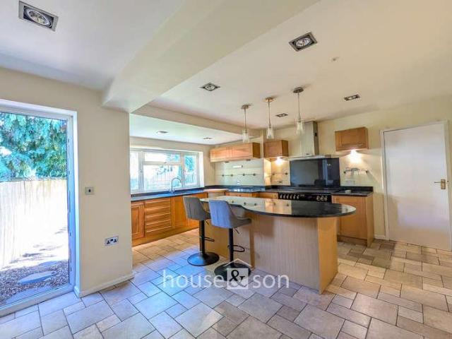 4 bed house for sale