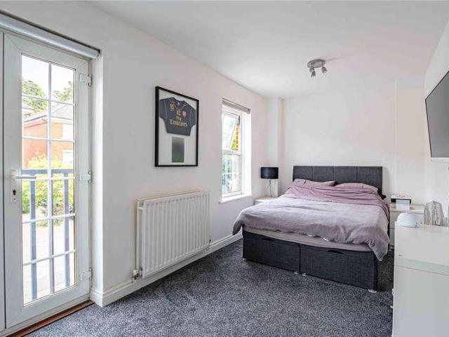 4 bed house for sale