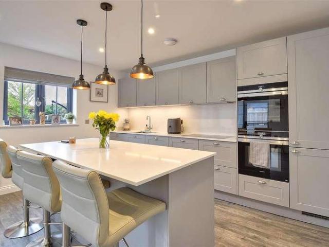 4 bed house for sale