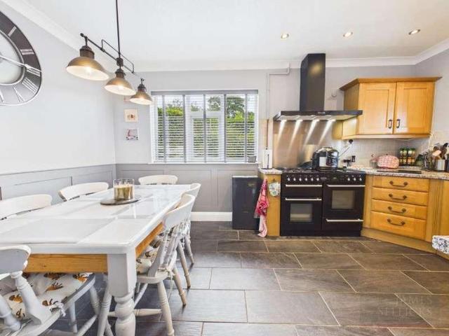 4 bed house for sale