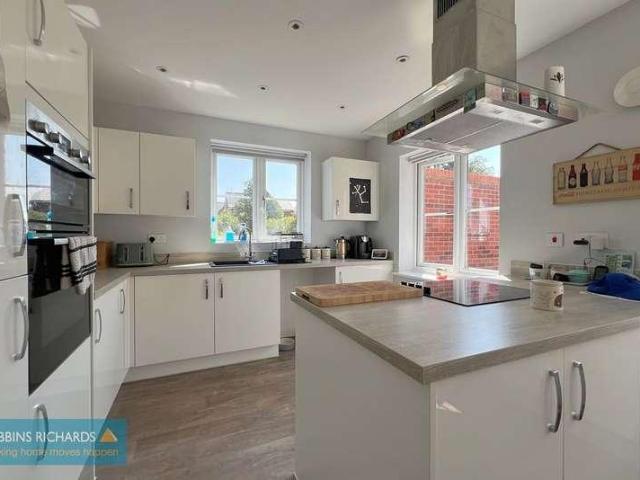 4 bed house for sale