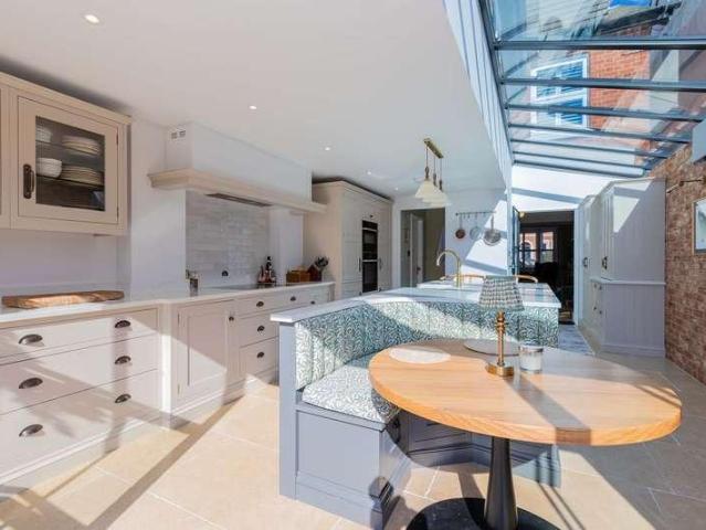 4 bed house for sale