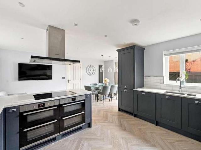 4 bed house for sale