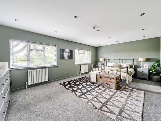 4 bed house for sale