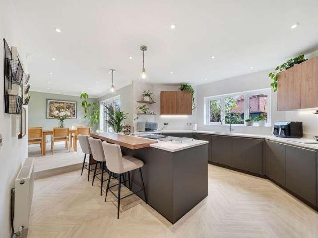 4 bed house for sale