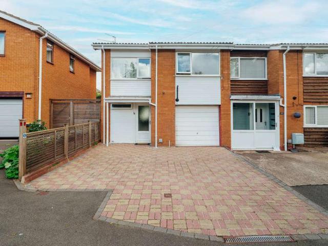 4 bed house for sale