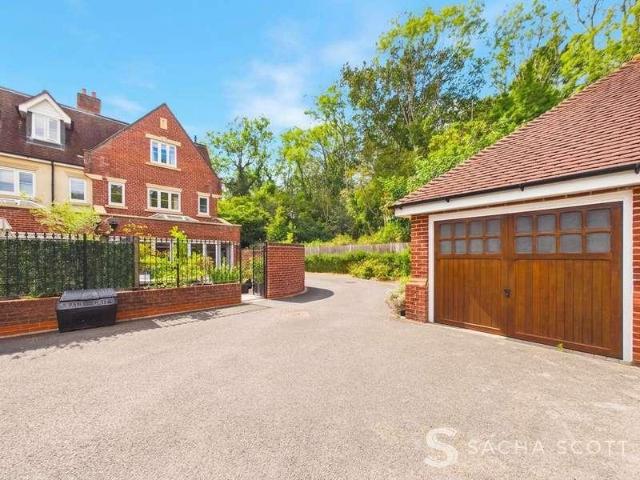 4 bed house for sale