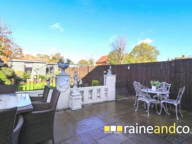 4 bed house for sale