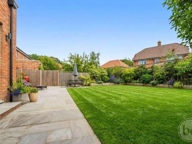 4 bed house for sale