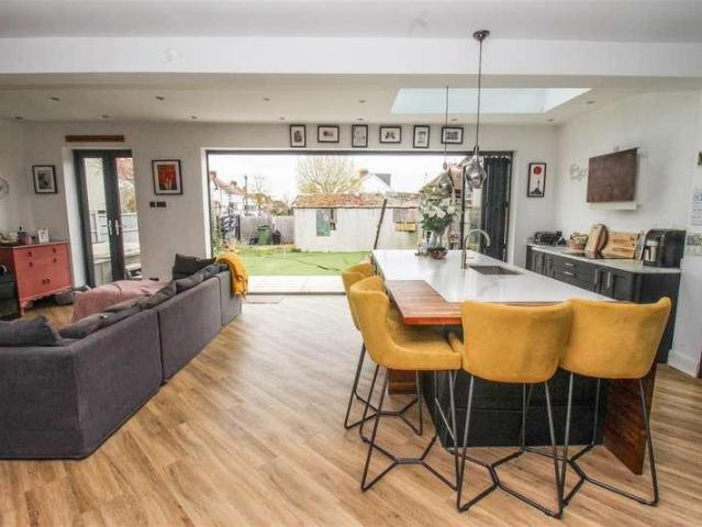 4 bed house for sale