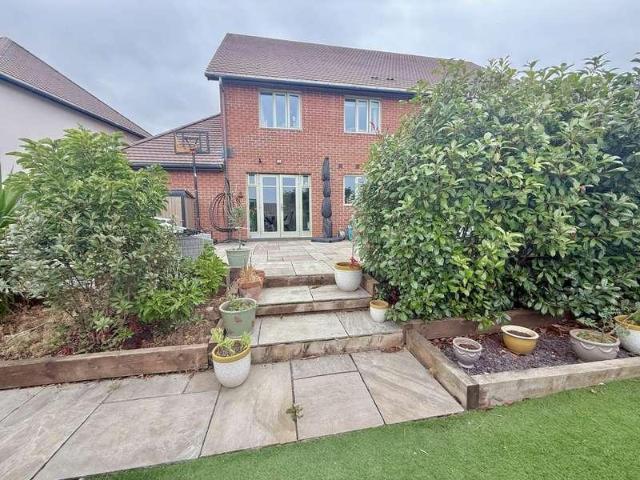 4 bed house for sale