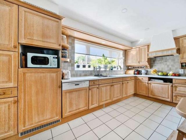 4 bed house for sale
