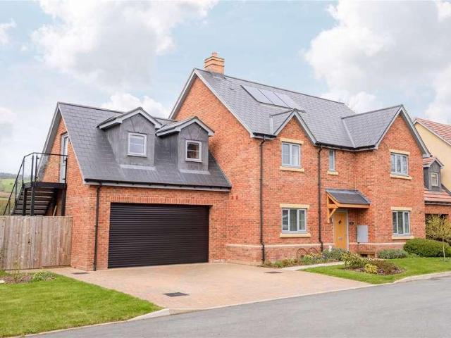 4 bed house for sale