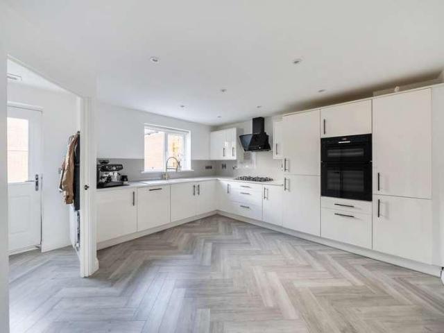 4 bed house for sale