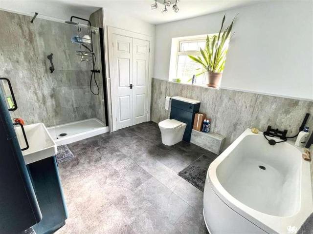 4 bed house for sale