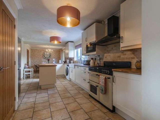 4 bed house for sale