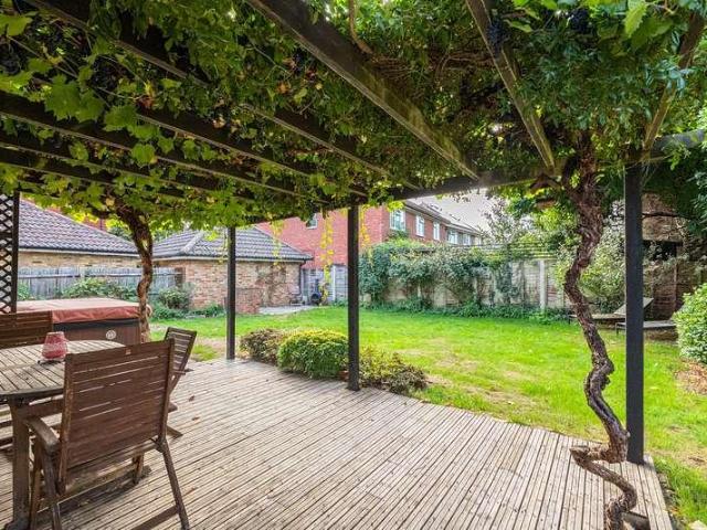 4 bed house for sale