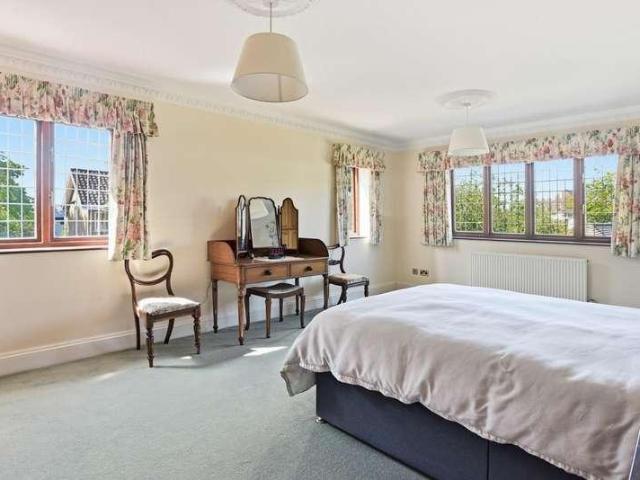 4 bed house for sale