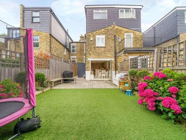 4 bed house for sale