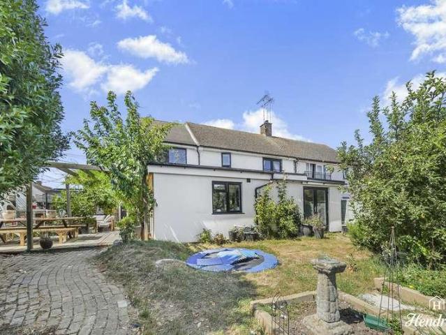 4 bed house for sale