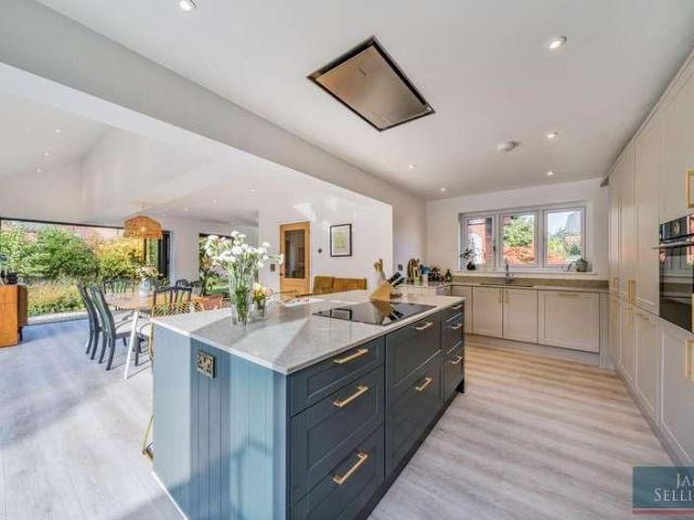4 bed house for sale