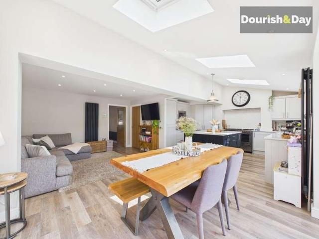 4 bed house for sale