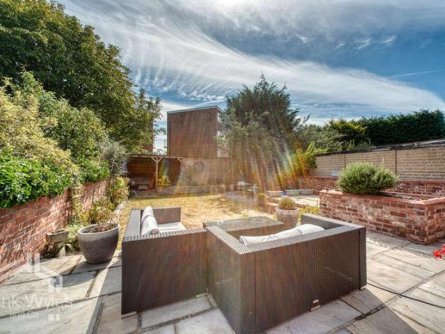 4 bed house for sale