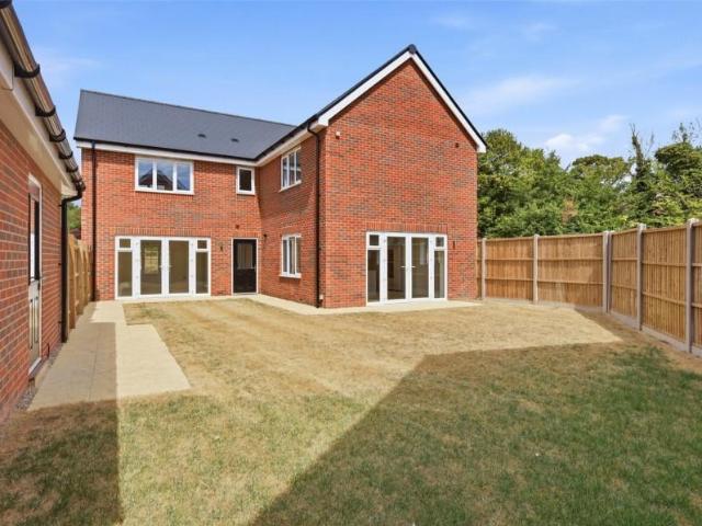 4 bed house for sale
