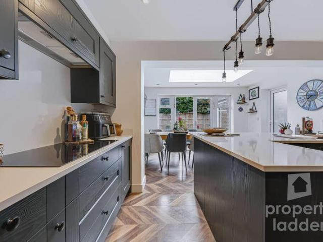 4 bed house for sale
