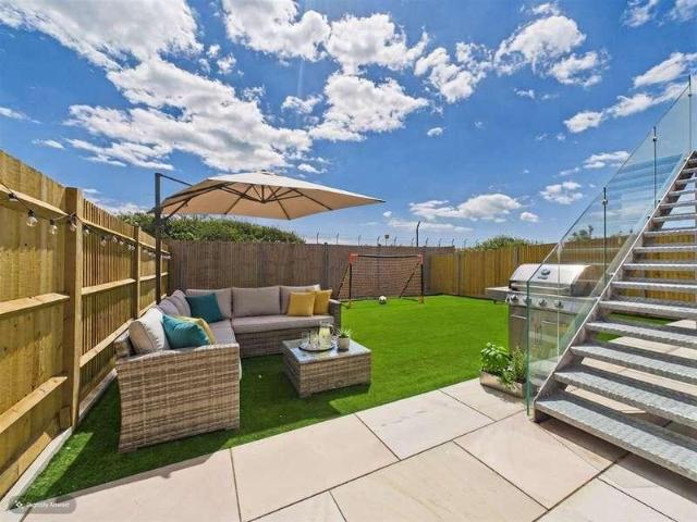 4 bed house for sale
