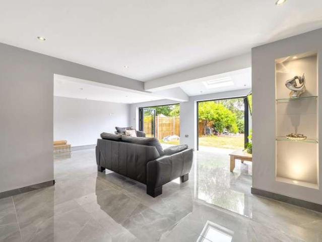 4 bed house for sale