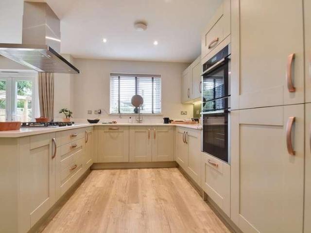 4 bed house for sale