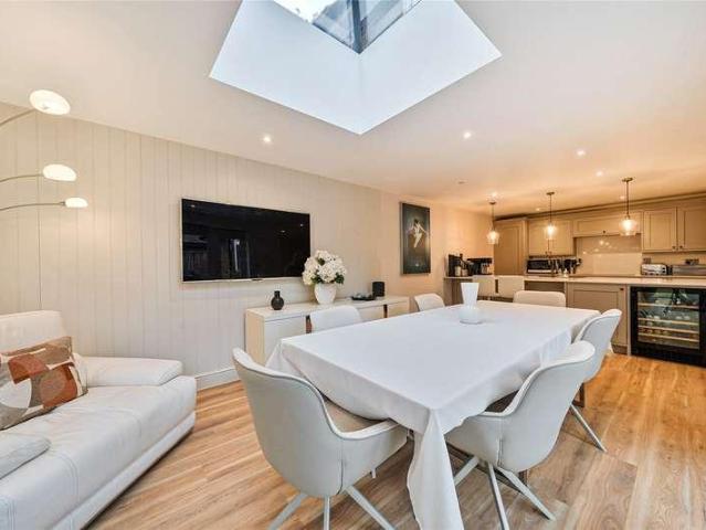 4 bed house for sale