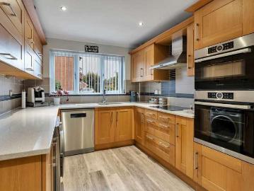 4 bed house for sale
