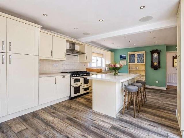 4 bed house for sale