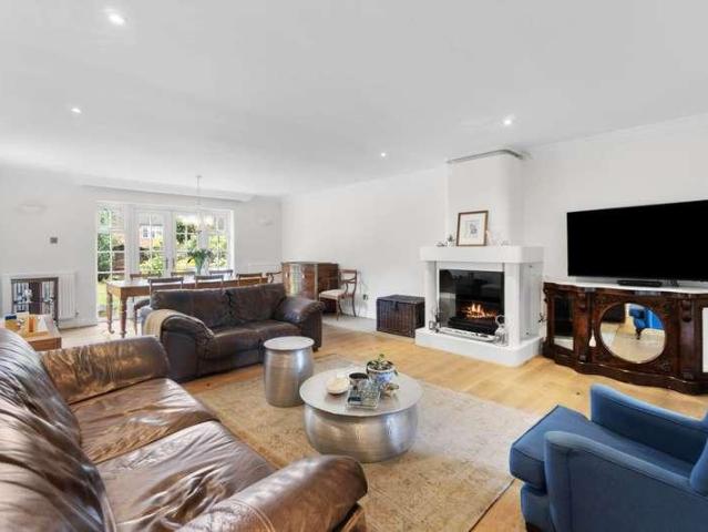 4 bed house for sale