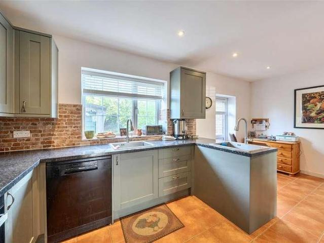 4 bed house for sale