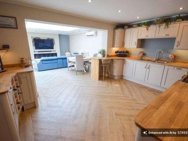 4 bed house for sale