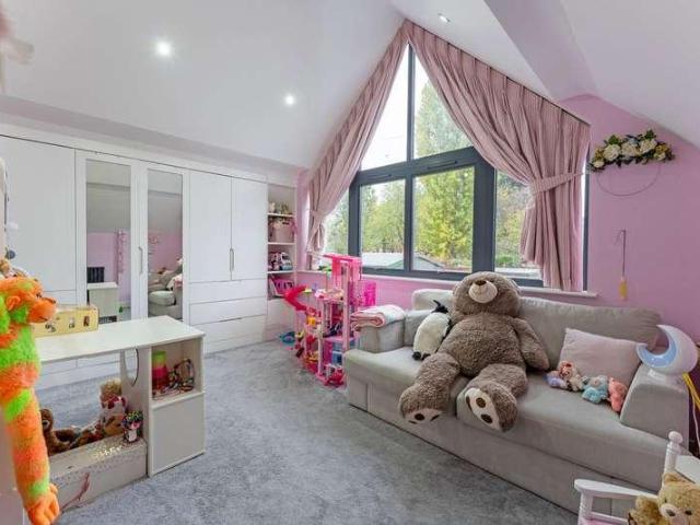 4 bed house for sale